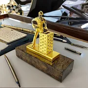 Подставка под ручку "Строитель". Позолоченная — фотография 1