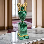 Ваза из малахита на постаменте — фотография 1