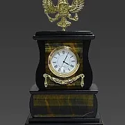 Настольные часы «Герб» из тигрового глаза и долерита — фотография 3