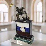 Настольные часы «Георгий Победоносец» с российским флагом — фотография 1